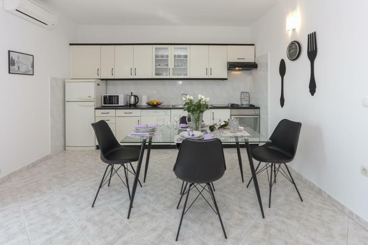 Charming Carmen Apartment Kaštela Exteriör bild